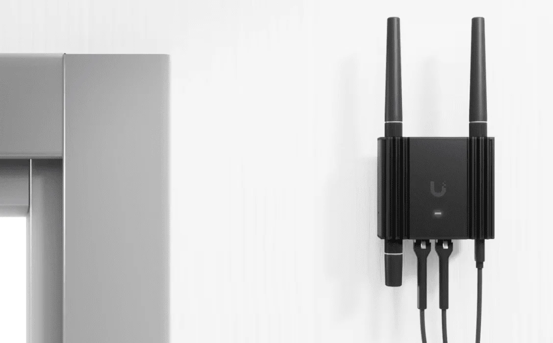 Ubiquiti UMR-Ultra 4G LTE Ultra Compact Mobile Router Ultra - Image 11